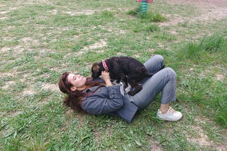maîtresse avec son chiot issu d'un élevage